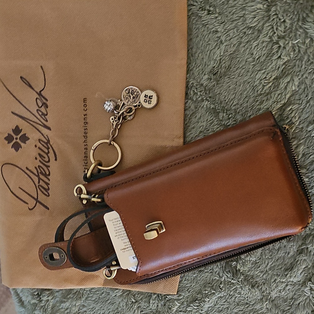 NWOT Patricia Nash Amalia Leather Phone Crossbody with Charm and Wristlet